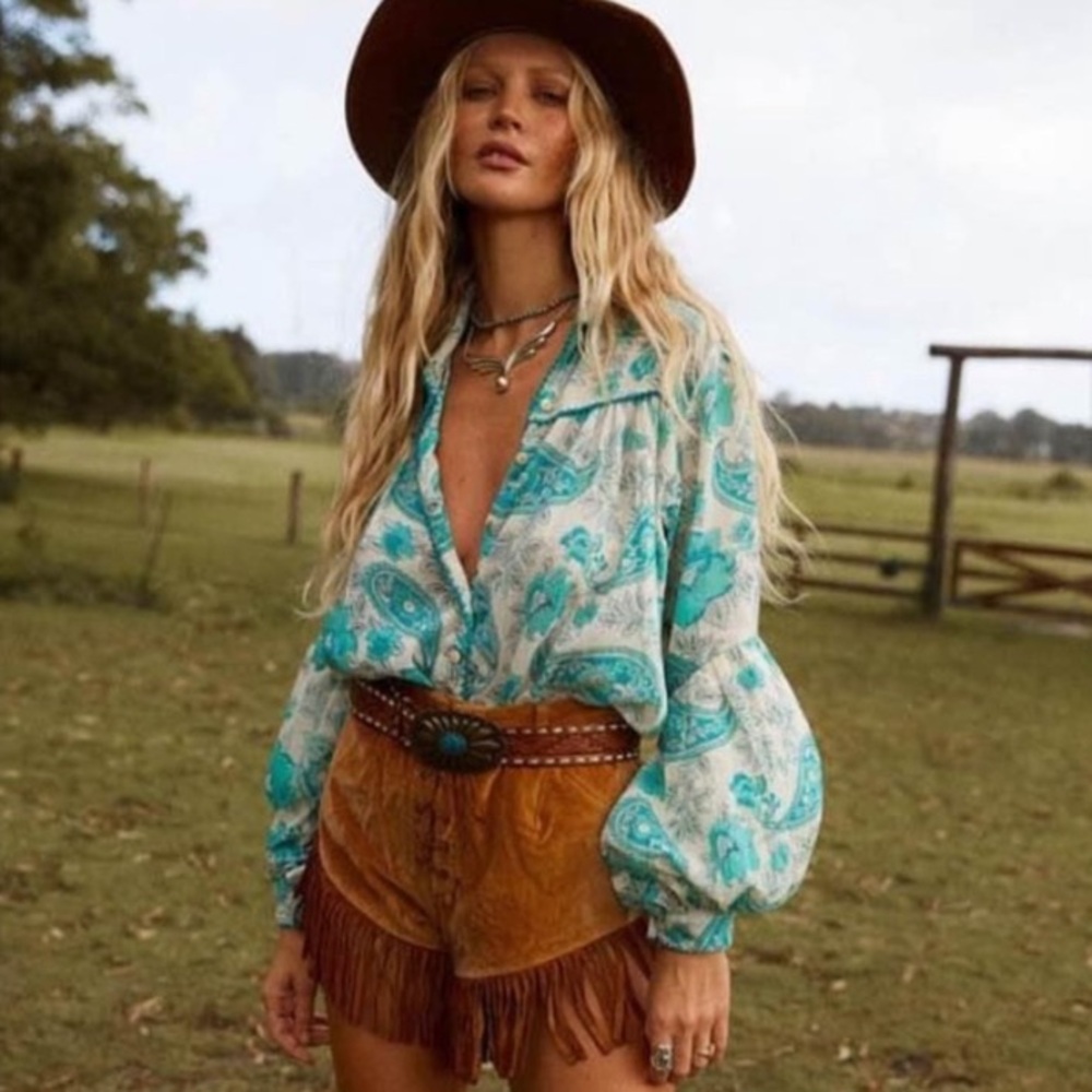 Chasing Unicorns💫 Ramblin’ Man Velvet and Suede Fringe Shorts sz S